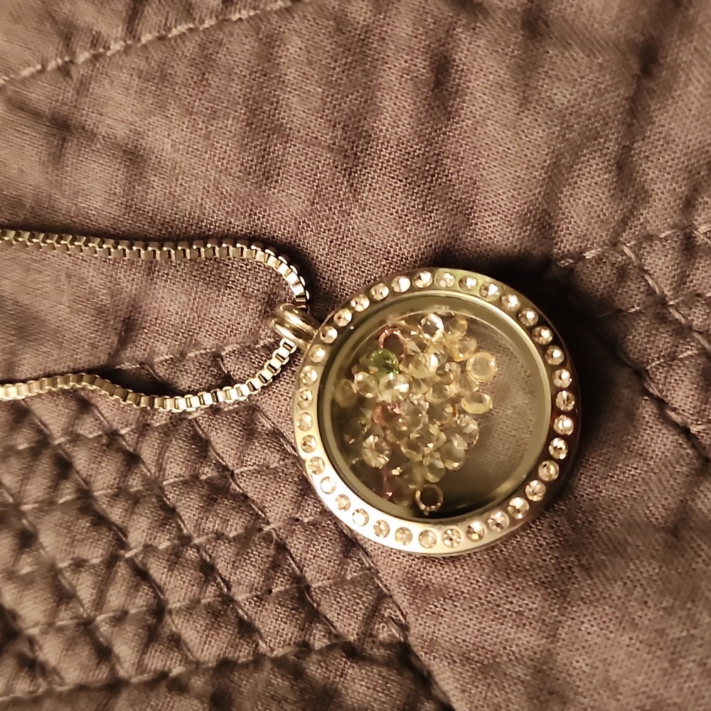 2 Pendants That Open And Hold Small Items In Side - image 3